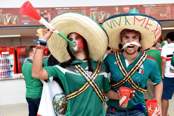 Aficionados mexicanos ponen color y fiesta en las gradas.