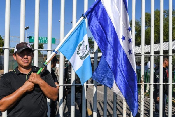 FOTOS: Desmayadas, frío y mucho sufrimiento en caravana de migrantes