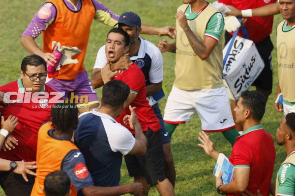EN FOTOS: La lluvia de golpes y patadas entre técnicos de Marathón y Motagua