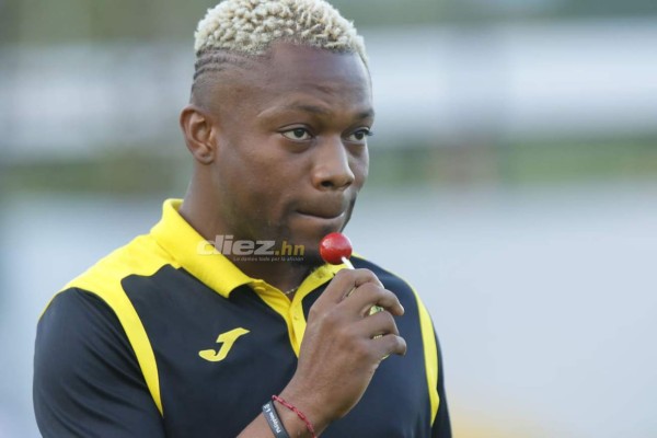 El hostil recibimiento de afición del Real España a futbolistas del Olimpia con pancartas de dólares