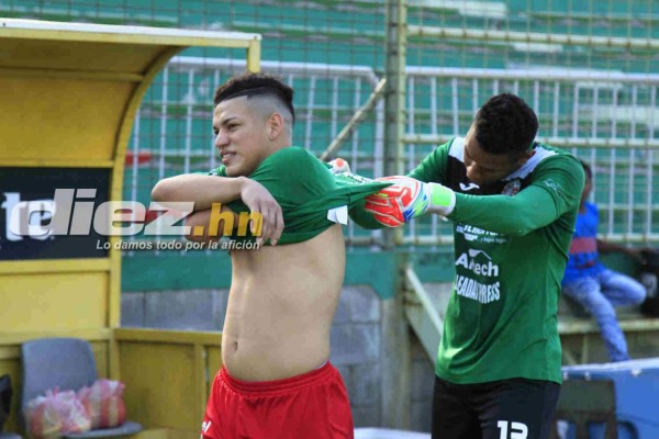 Bromas, en moto y pasillo en el entreno del Marathón previo a la Gran Final