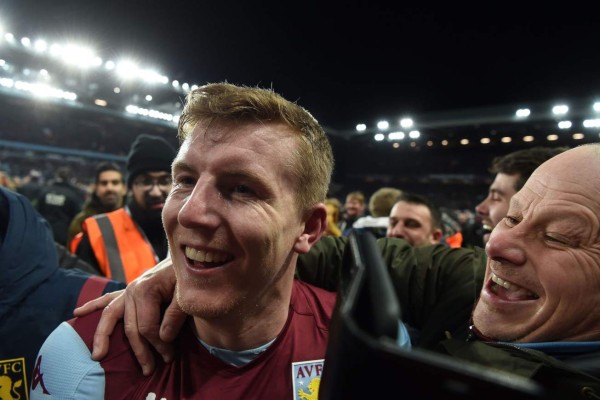 Locura e invasión de los aficionados del Aston Villa tras clasificar a una final 10 años después