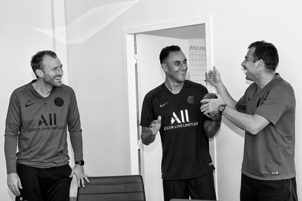 Así recibieron a Keylor Navas en el PSG: El abrazo de Di María y sus primeras atajadas