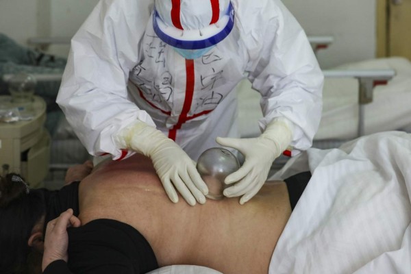 Las técnicas ancestrales que utilizan los médicos chinos para eliminar el coronavirus