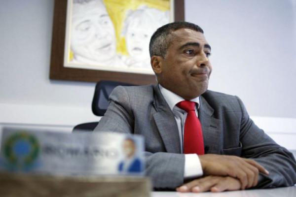 Justicia condena a Romário a pagar 2,5 millones de dólares a un vecino