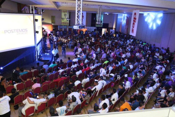 ¡Ambientazo en el Estadio Virtual Diez en la final de la Champions!