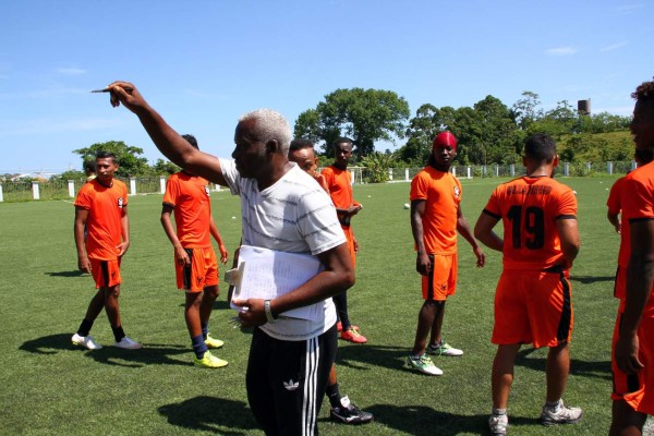Así forma Don Eulogio Palacios a los futuros jugadores de Liga Nacional