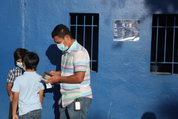 Los aficionados afuera del Cuscatlán, el cubano que llegó casi al entretiempo y la celebración de Alphonso Davies