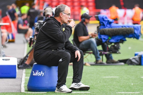 Así es la humilde vida de Bielsa: Se va caminando al trabajo y rechazó vivir en un hotel de lujo