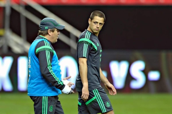 Miguel Herrera aconseja salir de Inglaterra al Chicharito Hernández