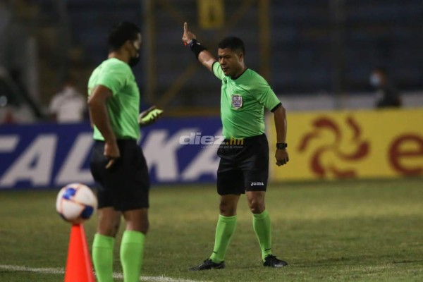 No lo viste en TV: El bonito saludo de Troglio y Diego y los 'cariñitos' en la Ultra Fiel en un bravo clásico