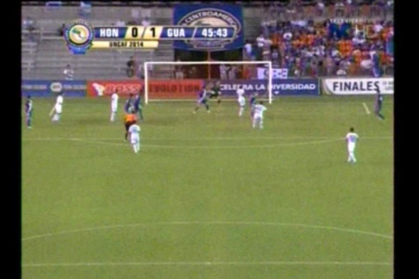 El increíble fallo de Rony Martínez frente al arco de Guatemala