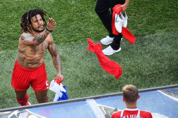 NO SE VIO POR TV: Panameños regalan sus camisas y Maguire exhibe a su preciosa novia