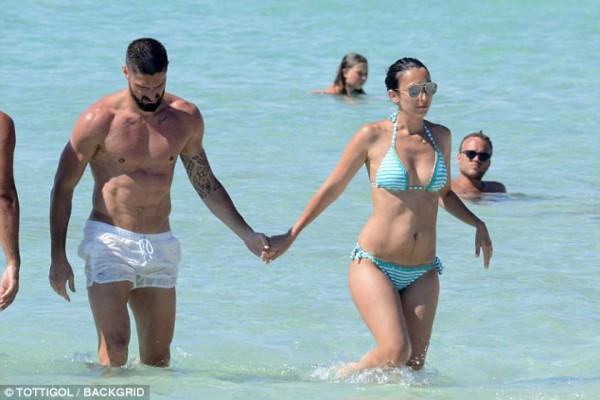 Fotos: Giroud es cazado con su linda novia de vacaciones en España