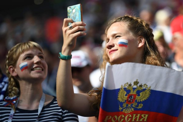 España y Rusia llevan muchas lindas chicas al juego de octavos del Mundial
