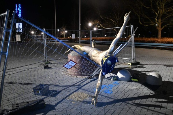 Totalmente destruida: Así quedó la estatua de Ibrahimovic en Suecia con las piernas cortadas