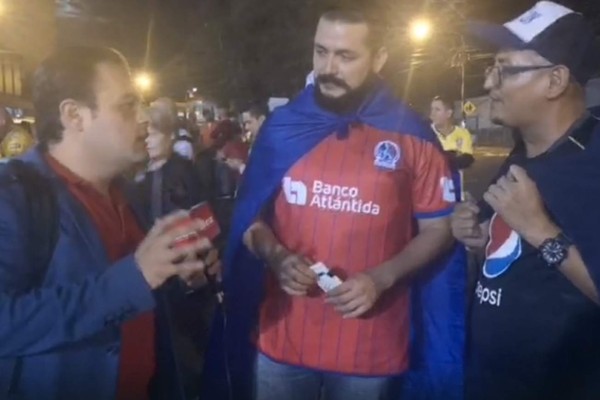 Aficionado olimpista sorprende apoyando a Motagua en Costa Rica