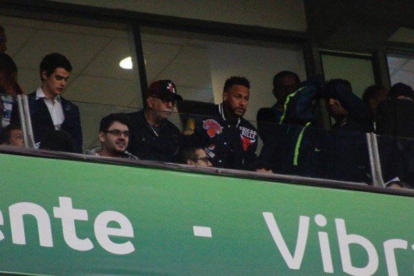 ¡Bien acompañado! Neymar llega al Arena do Gremio para apoyar a Brasil ante Paraguay