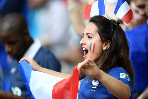 El toque femenino: Las bellezas en el Francia-Alemania