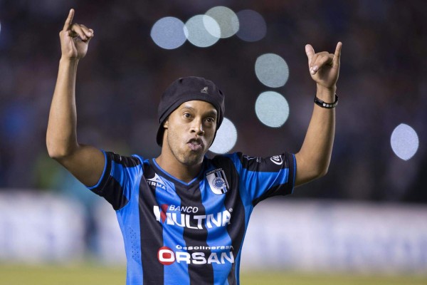 Ronaldinho anota su primer gol con Querétaro