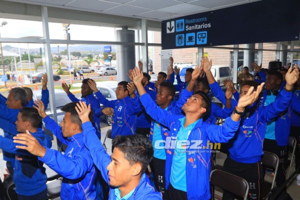 La Sub-20 de Honduras es recibida con pancartas, abrazos y homenaje