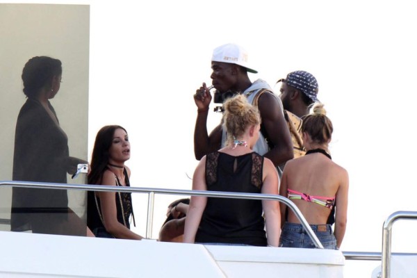 Fotos: Captan a Pogba fumando y compartiendo con bellas mujeres
