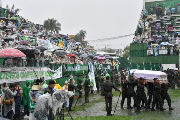 ¡Desgarrador! Brasil despide entre lágrimas y aplausos a los jugadores del Chapecoense