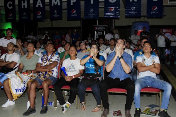 Aficionados abarrotaron estadio virtual de Diez para la final de Champions