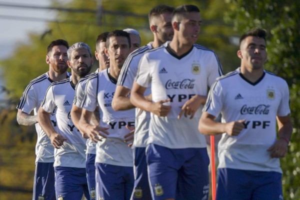 ¡Messi recibe regalo! Así fue el entreno de Argentina previo a enfrentar a Brasil