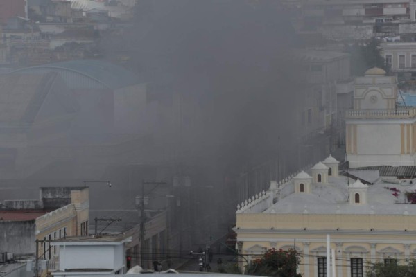 Guatemaltecos enardecidos incendian el Congreso Nacional exigiendo la renuncia del presidente Alejandro Giammattei