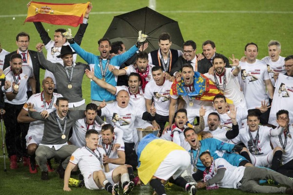 Locura de jugadores y aficionados del Sevilla por su título de Europa League