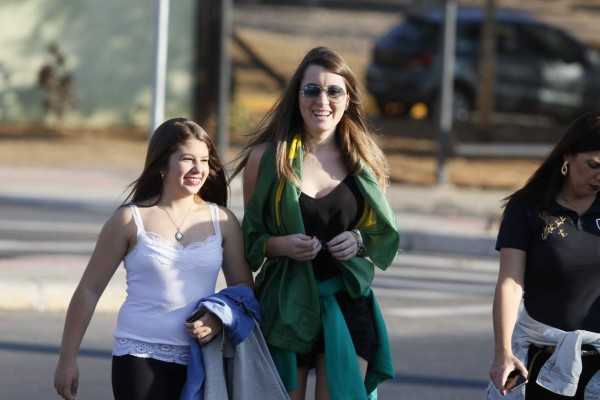Bellas 'garotas' engalanan el Mineirao para juego Honduras-Corea