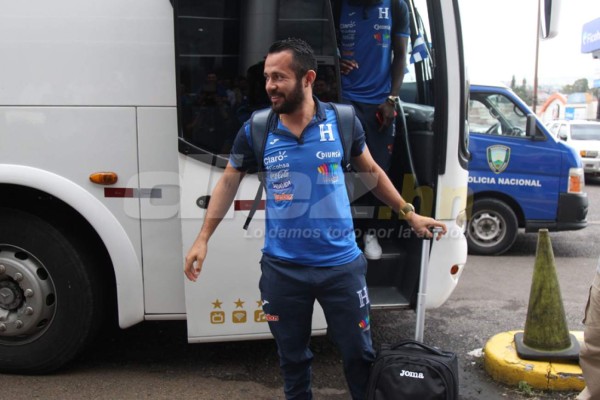 Bombos, chicas y gran ambiente en partida de Honduras a Costa Rica