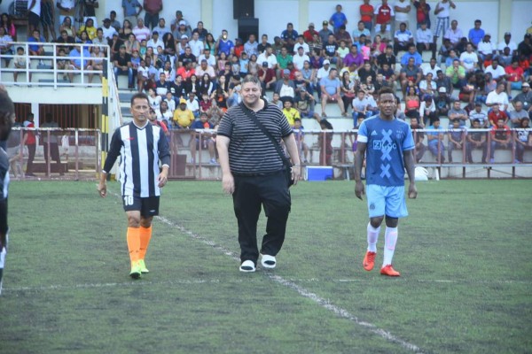 ¡Lindo ambiente! Ex jugadores y legionarios hondureños juegan partido benéfico en La Ceiba