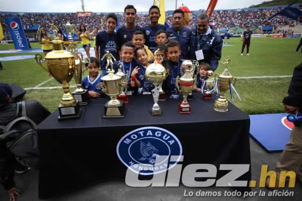 Ambientazo: Largas filas y hasta hinchas tatuados en la final entre Motagua y Olimpia
