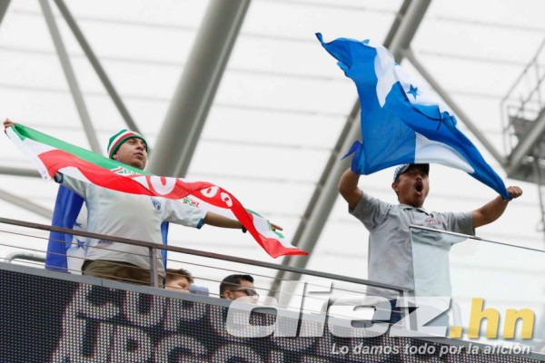 ¡Una fiesta! Lindo ambiente y bellas chicas para el Honduras-El Salvador por la Copa Oro