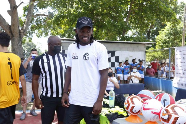 ¡Gorras, camisetas y más! Los futbolistas hondureños que han hecho de su nombre una marca