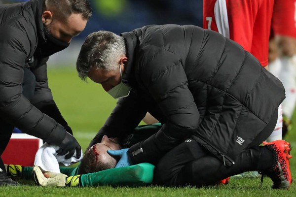 ¡Brutal patada en la Europa League! Delantero del Rangers le partió el rostro al portero del Slavia Praga