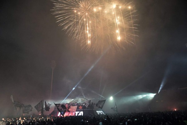 ¡Sin palabras! Impactante festejo del PAOK Salónica tras ganar la liga griega 34 años después
