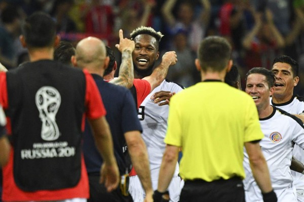 ¿Quién es la rubia? Costa Rica se despide con dignidad y el cambio de camisas