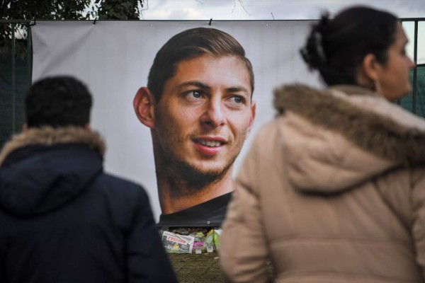 Fotos: El llanto se apodera tras la suspensión de la búsqueda por Emiliano Sala