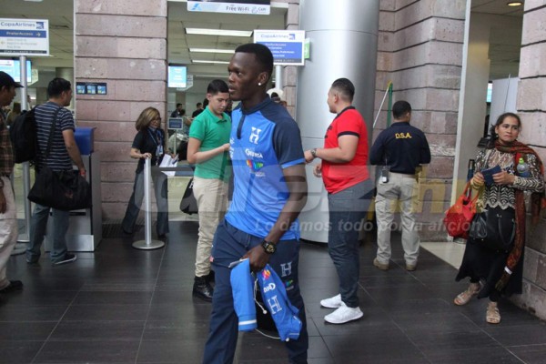 Bombos, chicas y gran ambiente en partida de Honduras a Costa Rica