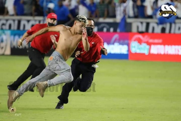 Invasión de hinchas a la cancha, familias reunidas y bellas chicas en el Honduras-Panamá