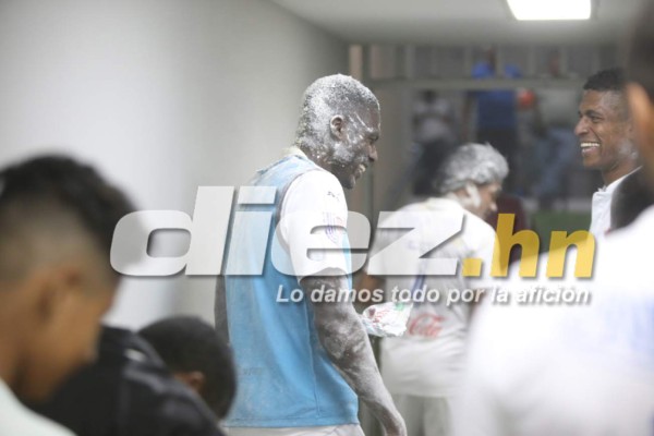¡Qué bromita! Jugadores del Olimpia bañan de huevo y harina a Estupiñán&nbsp;&nbsp;