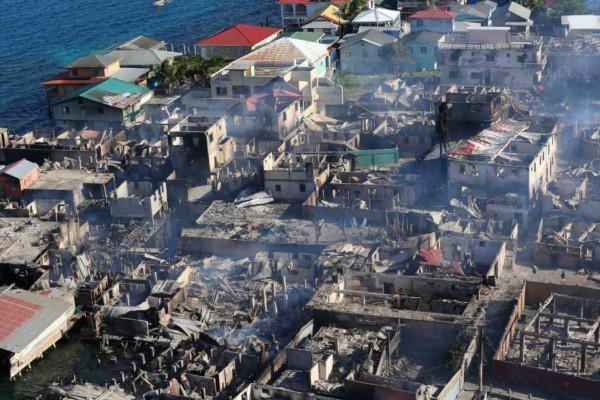 Nuevas fotos tras devastador incendio: Más de 90 familias afectadas y media isla de Guanaja quemada