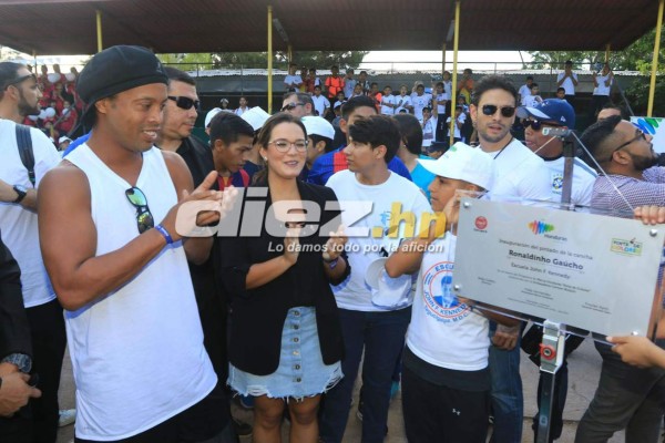 ¡Espectacular! Ronaldinho llevó tremenda felicidad a niños de Honduras