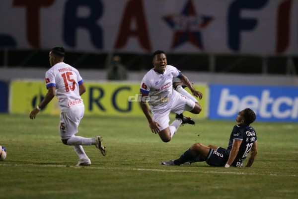 No lo viste en TV: El bonito saludo de Troglio y Diego y los 'cariñitos' en la Ultra Fiel en un bravo clásico