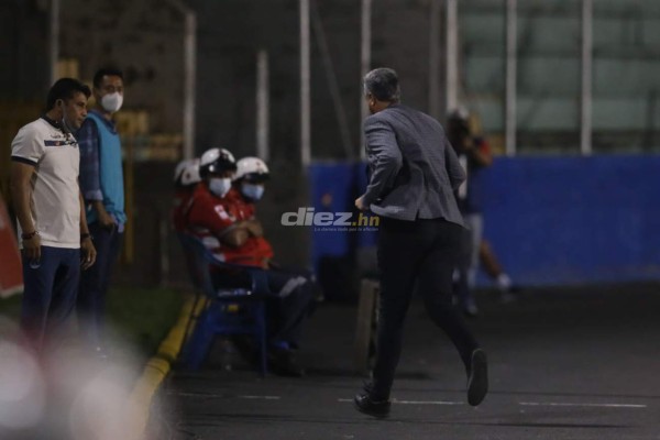No lo viste en TV: El bonito saludo de Troglio y Diego y los 'cariñitos' en la Ultra Fiel en un bravo clásico