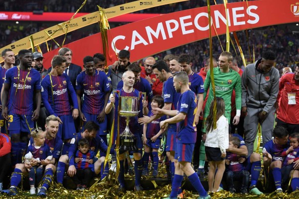 El beso de Luis Suárez, las lágrimas de Iniesta y el festejo del Barcelona