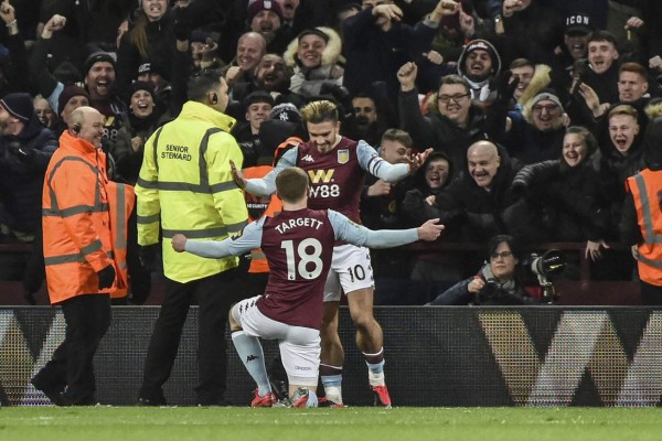 Locura e invasión de los aficionados del Aston Villa tras clasificar a una final 10 años después